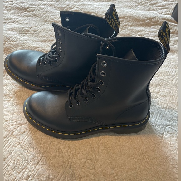 New, never worn Dr. Martens 1460W Leather Women's Boots 9 US - Black - Picture 2 of 4